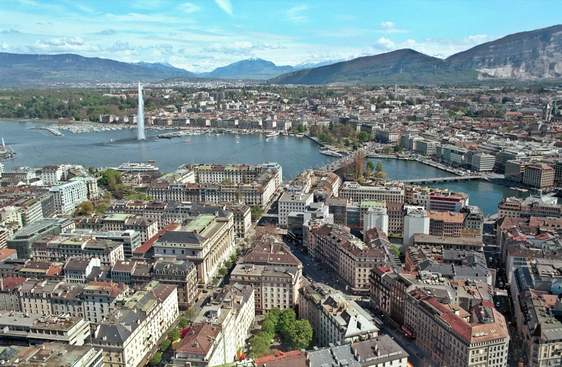 Photographie aérienne de Genève, la rade, le jet d'eau, le Pont du Mont-Blanc, le 26 avril 2005.