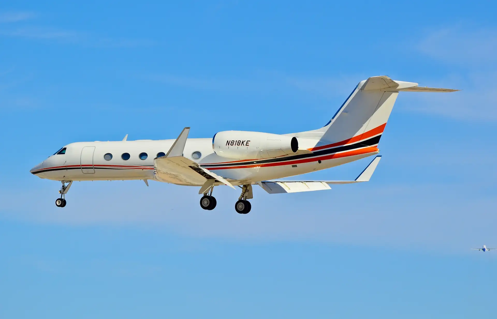 Gulfstream G450 heavy jet taxiing