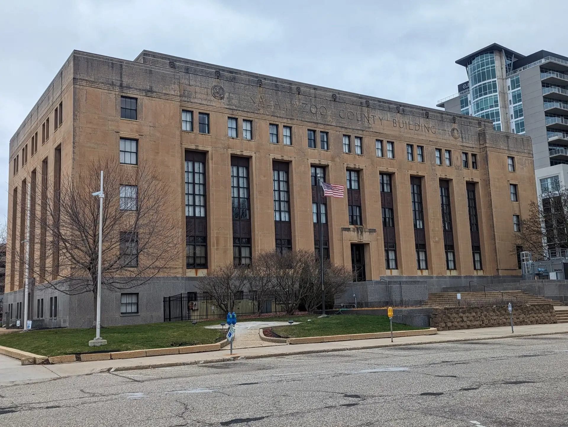 South-facing side of the Kalamazoo County Courthouse, downtown Kalamazoo, Michigan.